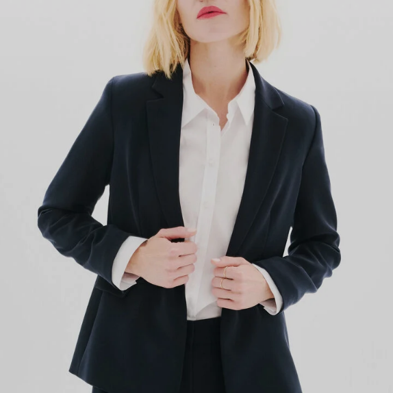 Quelle diff&eacute;rence entre tailleur femme et costume femme ?